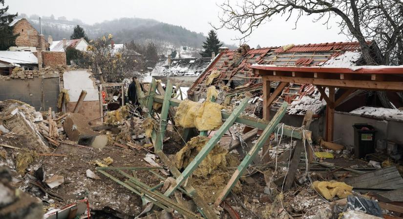Helyszíni riport: felrobbant gázkazán pusztított Pannonhalmán, kártyavárként omlott össze a ház