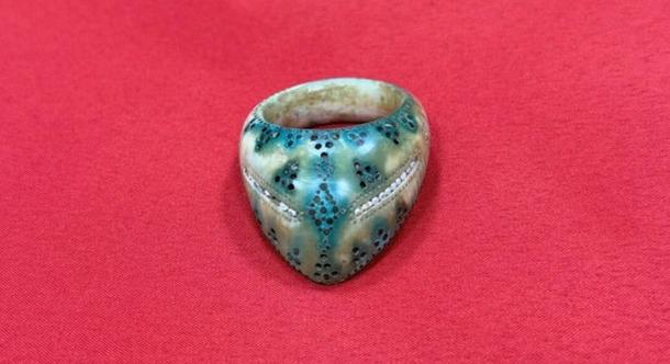 Törökországban egy több mint 800 éves, gyöngyökkel díszített íjászgyűrűt találtak