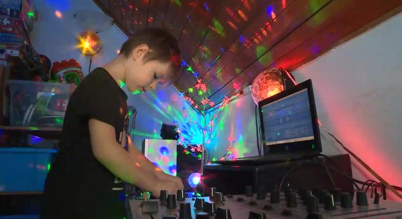 Százezrek imádják: így keveri az 5 éves DJ Csipi sámliról a technót