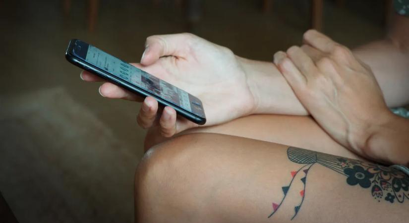 Randialkalmazásokon csetelt részegen az anya, miközben megfulladt a kétéves lánya