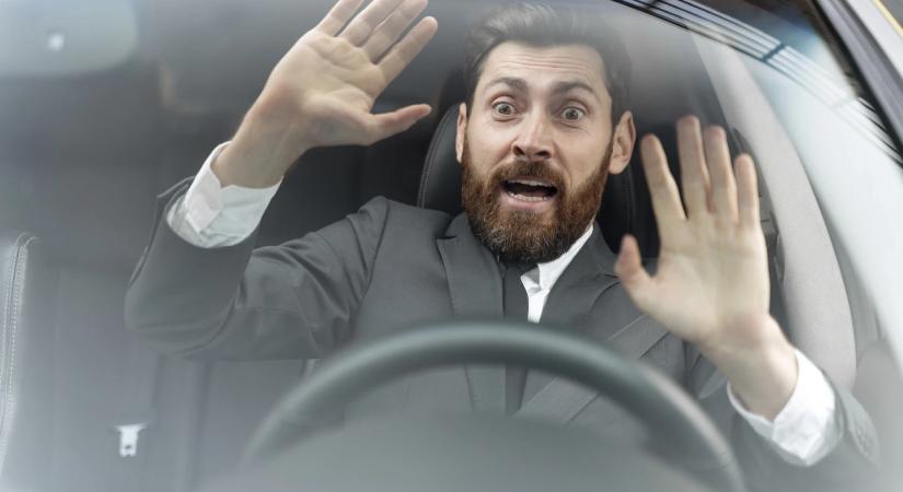 Miért dőlnek be újra és újra a sofőrök a jégnek? – Mutatjuk az elmúlt évek legdurvább baleseteit