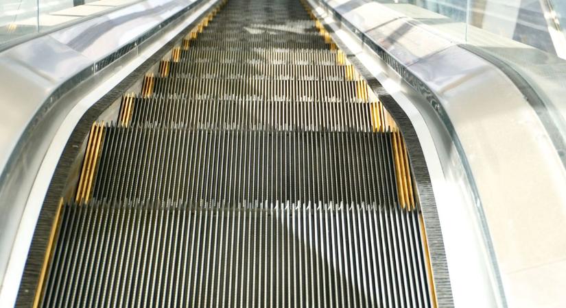 Mozgólépcső eltűnése és esti küzdelmek a sportcsarnokban