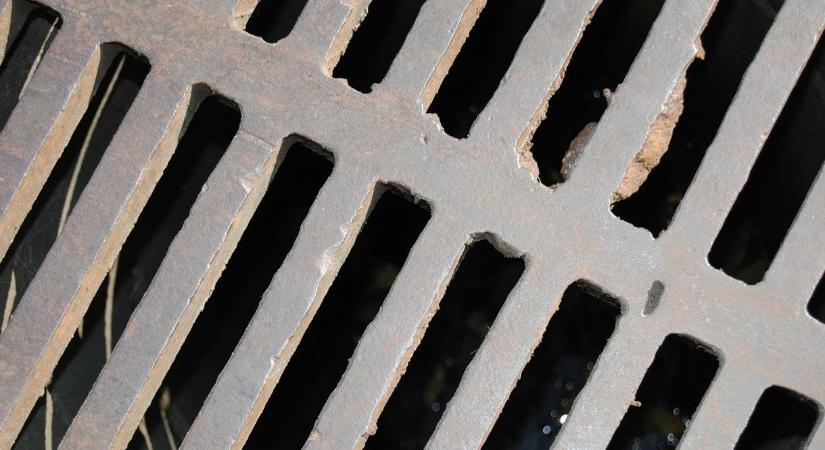 Orrfacsaró bűz terjeng egy hajdúhadházi utcában, a vízügyi és a környezetvédelmi hatóság is vizsgálódik