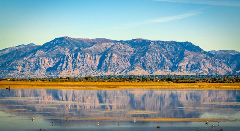 Mondunk egy országot, melyik tó található ott?