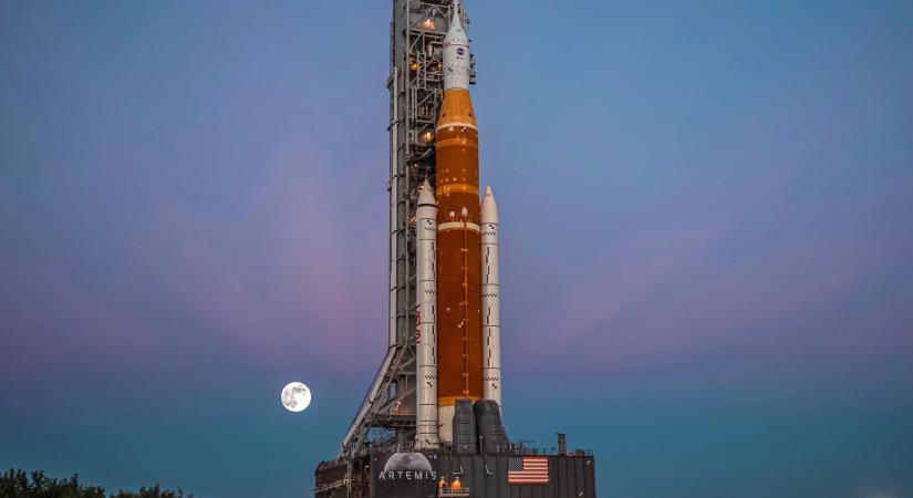 A NASA költözteti a világ egyik legnagyobb űrrakétáját, húsz Boeing 777-es tömegét kell megmozgatnia hozzá