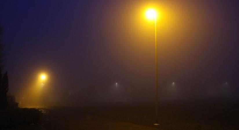 Veszélyes útviszonyok: ónos szitálás és tartós köd nehezítheti a közlekedést - videó