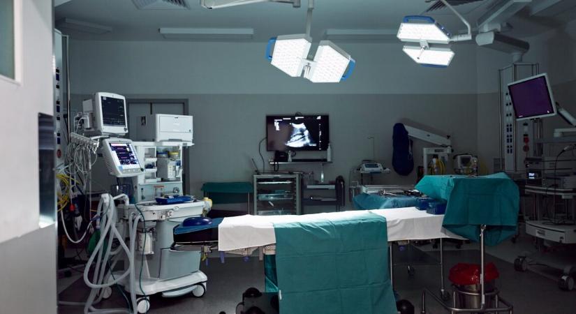 21 éves nő halt meg két plasztikai műtét után – szívrohamot kapott, majd beállt nála az agyhalál