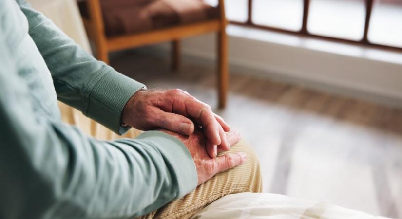 Egy demenciával élő asszony rövid időre felismerte a férjét az esküvőn, amikor az énekelt neki