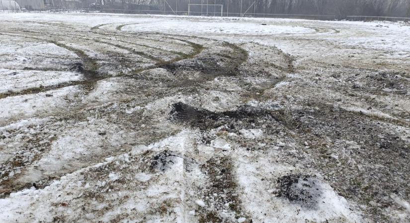 Szétbarmolták a barbacsi focipályát, autóval rodeóztak a havas füvön - fotók, videó