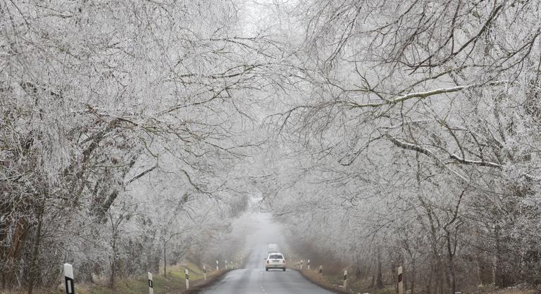 Veszélyes időjárás bénítja meg az országot, jön az újabb adag ónos eső