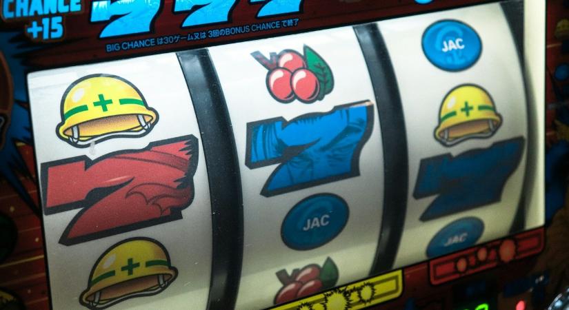 Csak egy üdítőt akart venni, ehelyett véletlenül rengeteg pénzt nyert a demens nyugdíjas