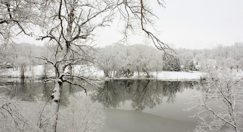 Teljes zárlatot rendeltek el a Tiszán, több helyen már beállt a jég