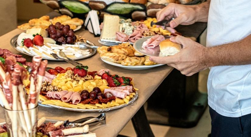 Svédasztalos felszolgálás: pénzbüntetés járhat a sok maradékért