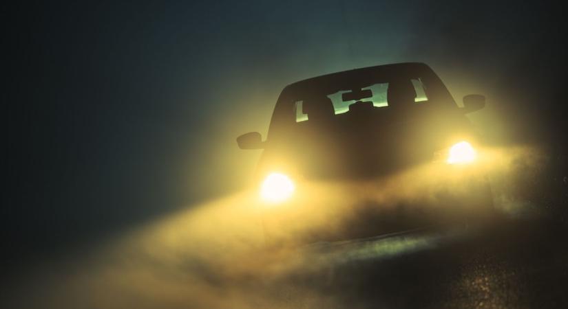 Ködben vezetés szabályai: ha ezt látod a tükörben, felejtsd el a ködfényzáró lámpát