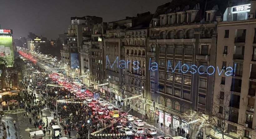 Mars Moszkvába! – Meghekkelte egy motorkerékpáros a bukaresti tüntetést (VIDEÓ)