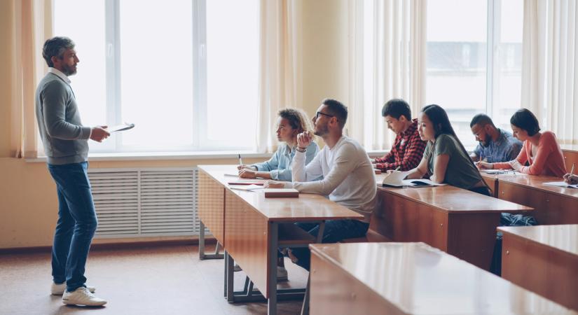 A lyukas óra beosztott munkaidőnek, az osztálykirándulás munkaidő-beosztástól eltérő munkavégzésnek minősül