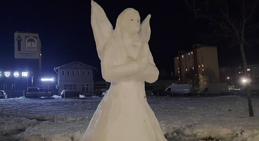 Rejtélyes művész Pécsen: hóember birodalom épült a városban