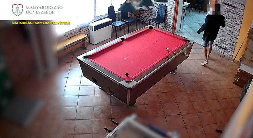 Fegyvert tisztogatott egy szórakozóhelyen Esztergomban, kiürítették a termet  Videó