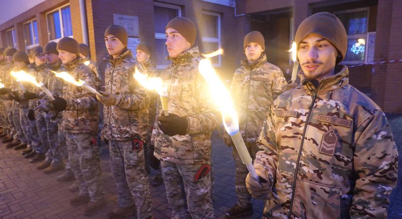 Hajdúsámsonban fáklyafénnyel a doni hősökért