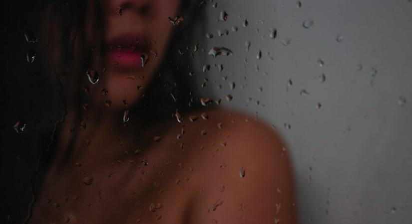 Új trend: egyre többen zuhanyoznak sötétben – a szakértők szerint nem véletlenül