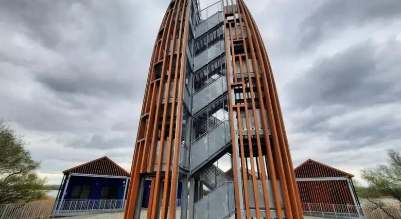 Rocky szerint a hó nem akadály – játékos percek szolgálat közben a kiskörei kilátónál