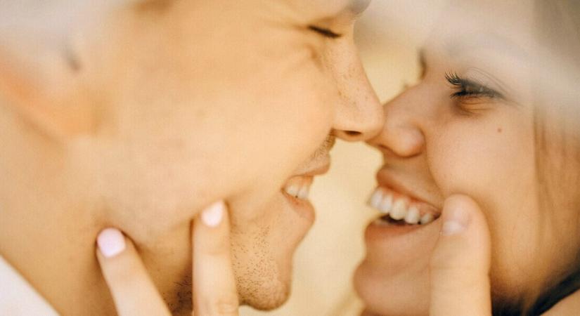 Hétvégi szerelmi horoszkóp: 2026. január 17-18. – A Vénusz tüzes tánca váratlan vallomásokat és újrakezdést hoz