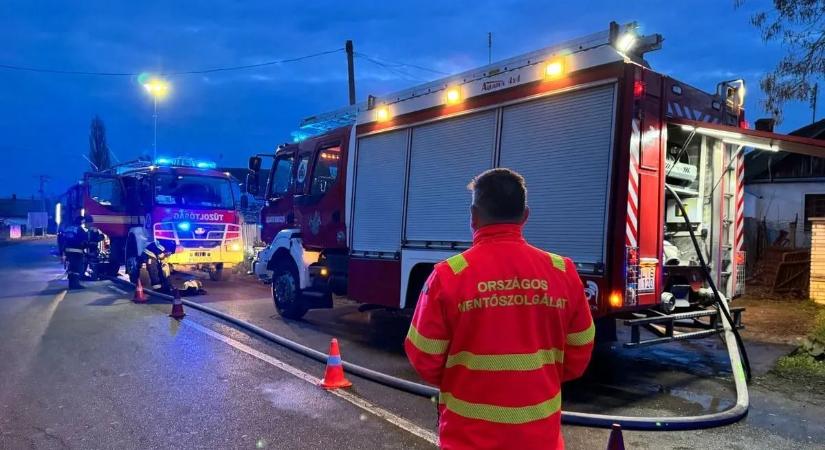 Tűz Debrecenben: lakók menekültek, vasúti vagon került veszélybe