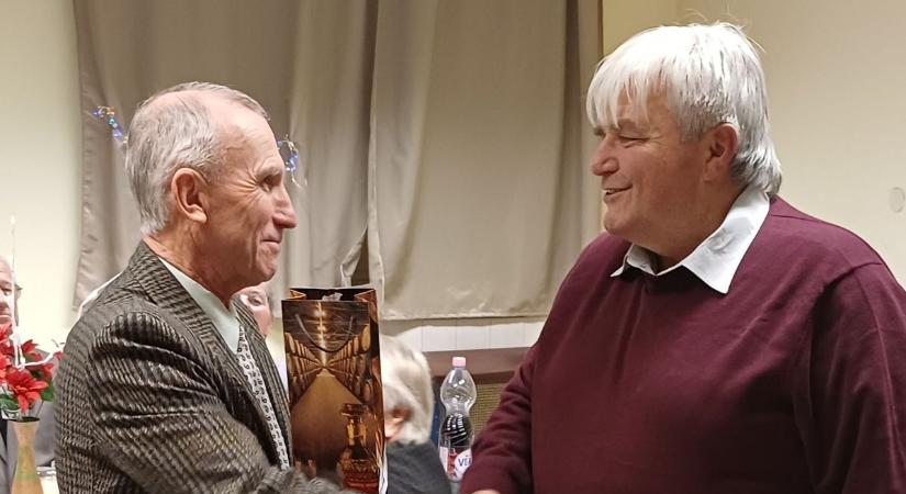 Élces férfihangjuknak nincs akadály, daluk falakon és ablakon át is messzire száll