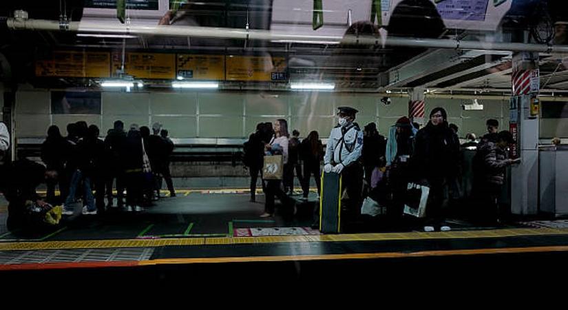 Közlekedési összeomlás, ezrek gyalogoltak munkába