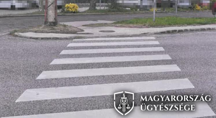 Zebra közepén sodorta el a gyalogost, majd megállás nélkül továbbhajtott