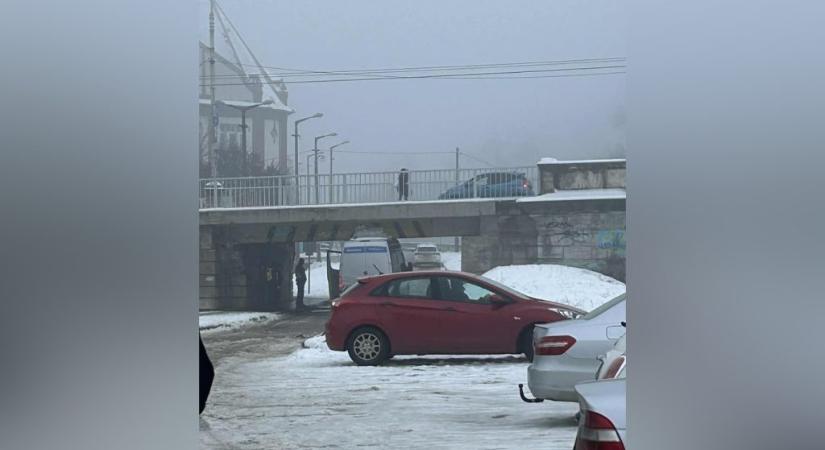 Rendőrségi kisbusz szorult egy híd alá Szegeden