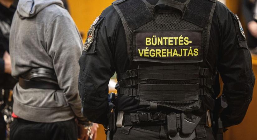 Közösen italoztak, majd halálra rugdosta élettársa apját egy dühöngő férfi