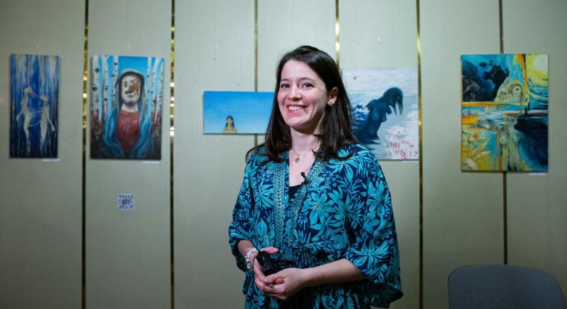 Kecskemét új primadonnája most ecsetet ragadott: megnyílt Vajda Boróka tárlata – fotók, videó