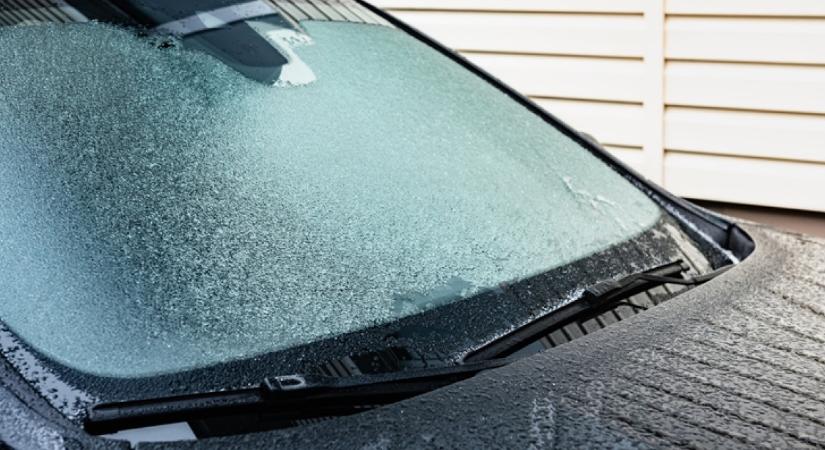 Csak pár egyszerű lépés az egész: így tüntesd el a jeget az autód szélvédőjéről, hogy nyoma se maradjon
