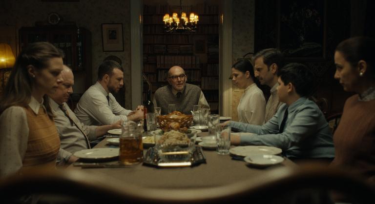 Ez a család nem az, aminek látszik, minden gesztus mögött rejtett fenyegetés húzódik