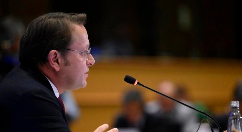 Egy év után végre maga mellé vesz valakit Várhelyi Olivér – de érdekes figurát választott