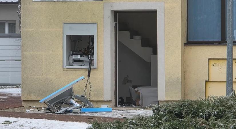 Bankautomatát robbantottak hajnalban egy nyugat-szlovákiai faluban