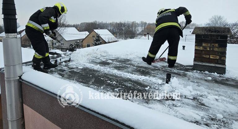 Hó miatt ázott be egy ház Debrecenben