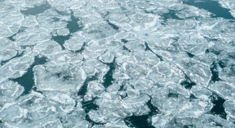 Figyelem! Teljes hajózási zárlat lépett életbe, megállt a forgalom a Tiszán is  Videó