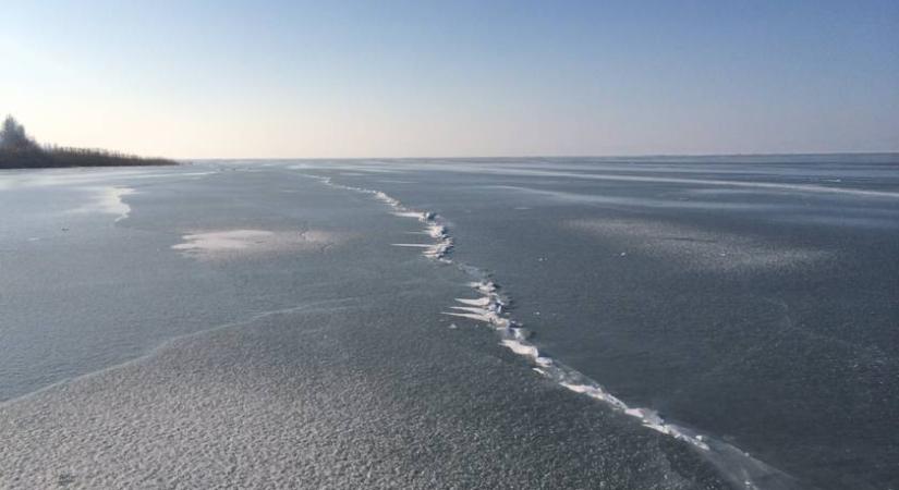 Meglepő tárgyak jelentek meg a Balaton jegén – veszélyre figyelmeztet a polgárőrség