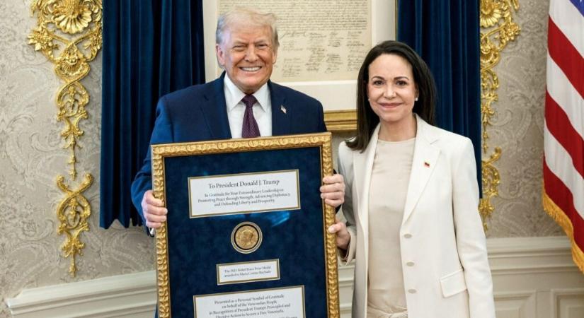 A venezuelai Nobel-békedíjas átadta érmét Donald Trumpnak