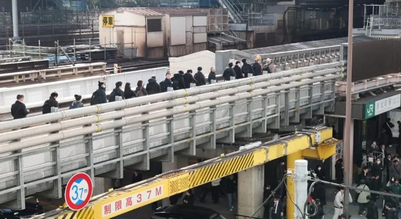 Káosz a fővárosban, órákra lebénult a tömegközlekedés