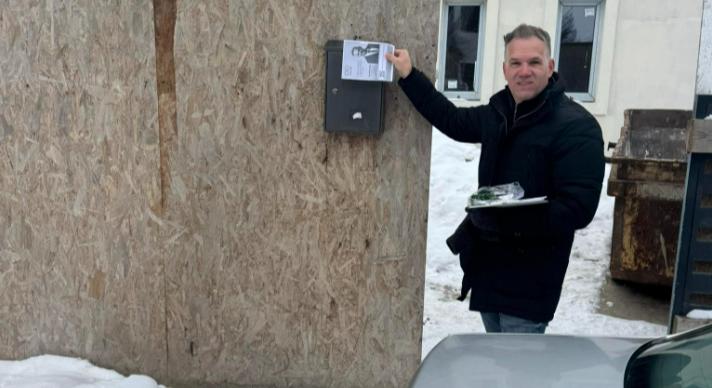 Tiszás szórólapot vitt a párt képviselőjelöltje az Orbán Balázs családjához köthető, Szántódon épülő luxusvillához