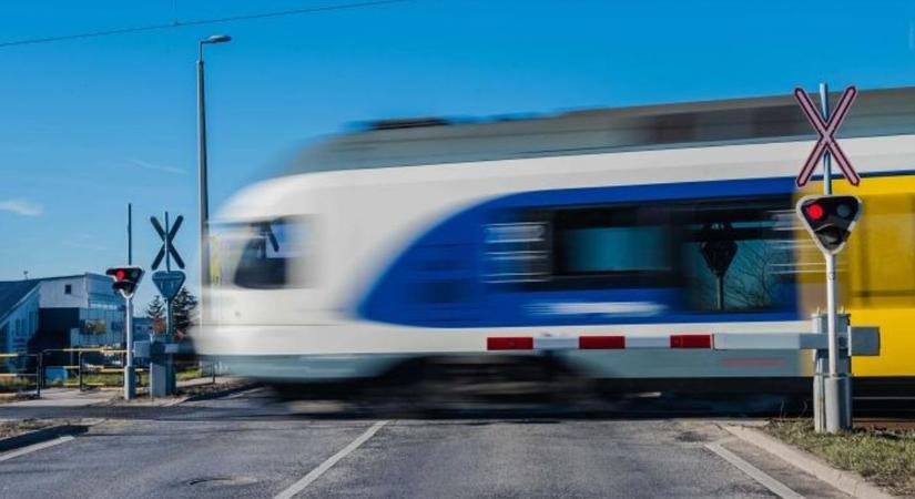 Elképesztő jelenet a síneknél: motorral csapódott a lezárt sorompónak Füzesabonynál