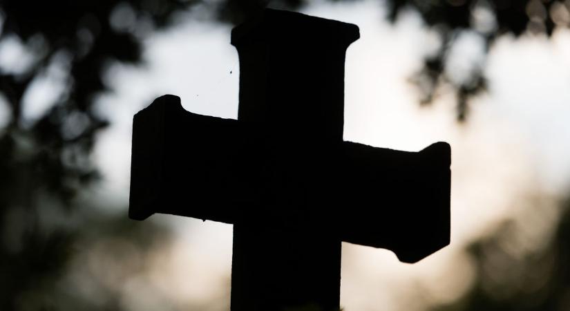 Sírrablók emeltek ki egy holttestet a családi kriptából Nógrádban, hátha van nála arany