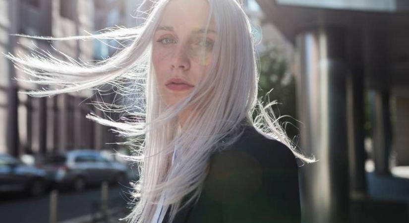 A fiatal lány büszkén vállalja ősz tincseit: megunta, hogy megfeleljen másoknak