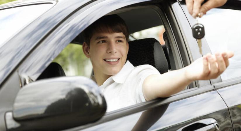 Ismét Palkovics László barátjánál csengenek a diákok messze nem ingyenes jogsijáért a milliárdok