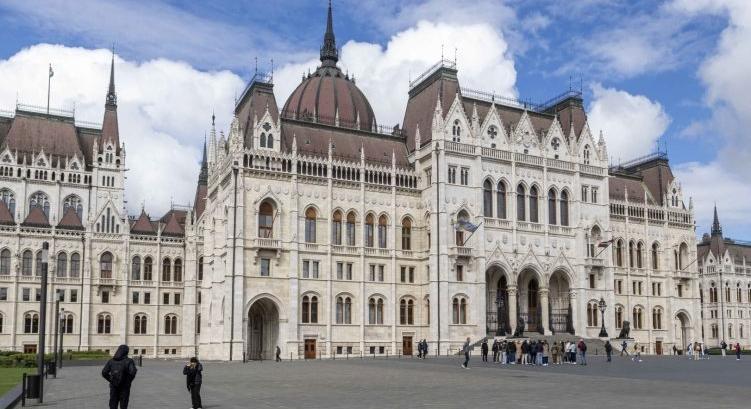 Azzal fenyegetőzött egy férfi, hogy házi készítésű pokolgépet fog robbantani a Parlamentnél