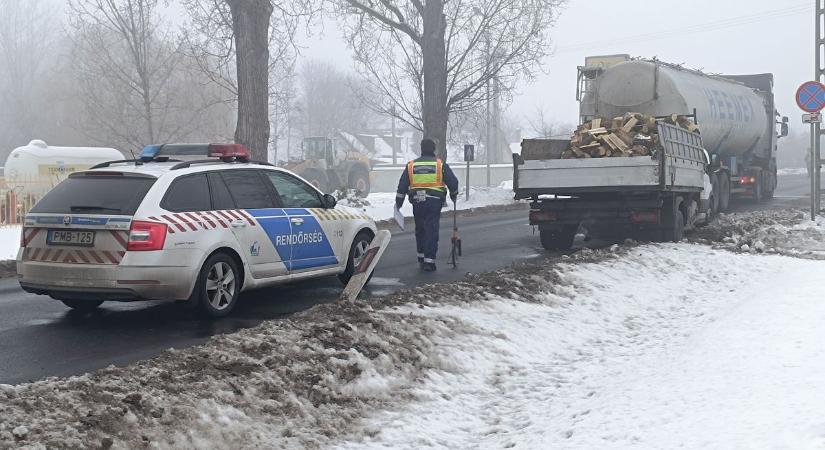 Kamion és teherautó ütközött, egy ember kórházba került – videó