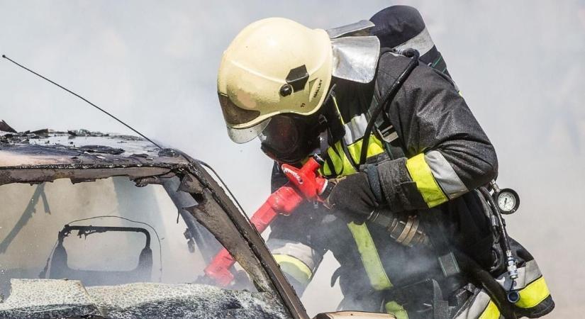 Kigyulladt autóhoz riasztották a veszprémi tűzoltókat
